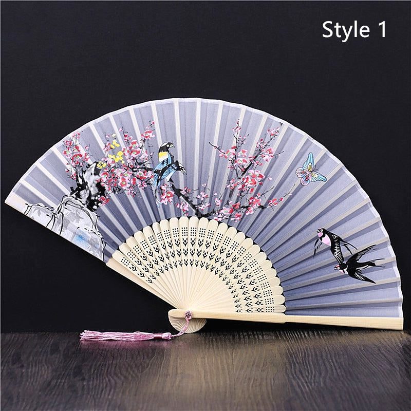 Éventail japonais en bambou et satin gris, branches roses et oiseaux