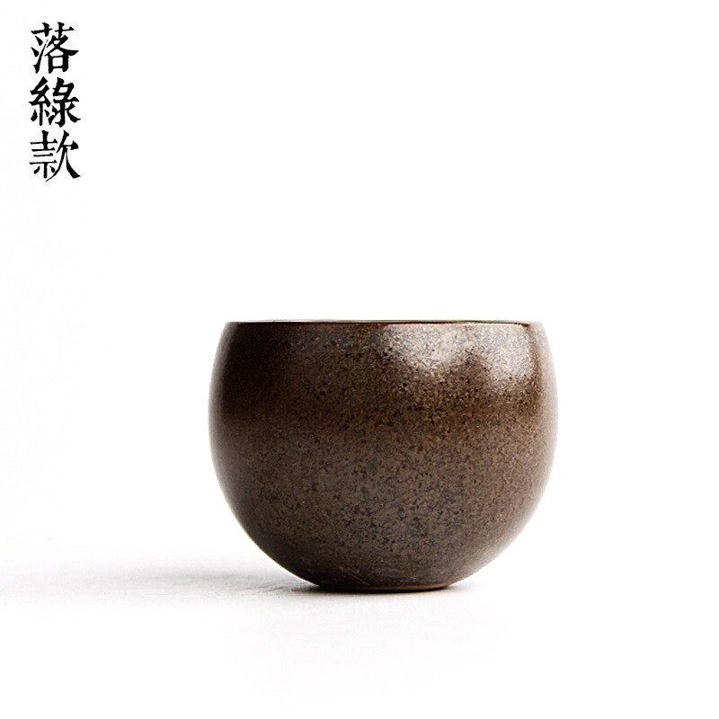 Tasse japonaise Uyeno brun foncé, vue de face sur fond blanc