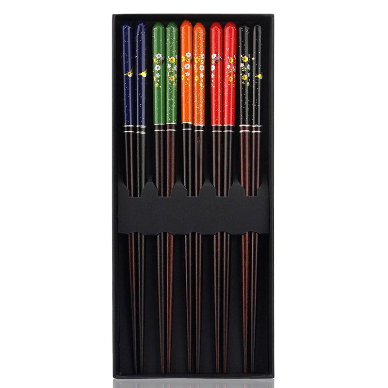 Coffret de baguettes en bois laqué cinq couleurs, vue de face