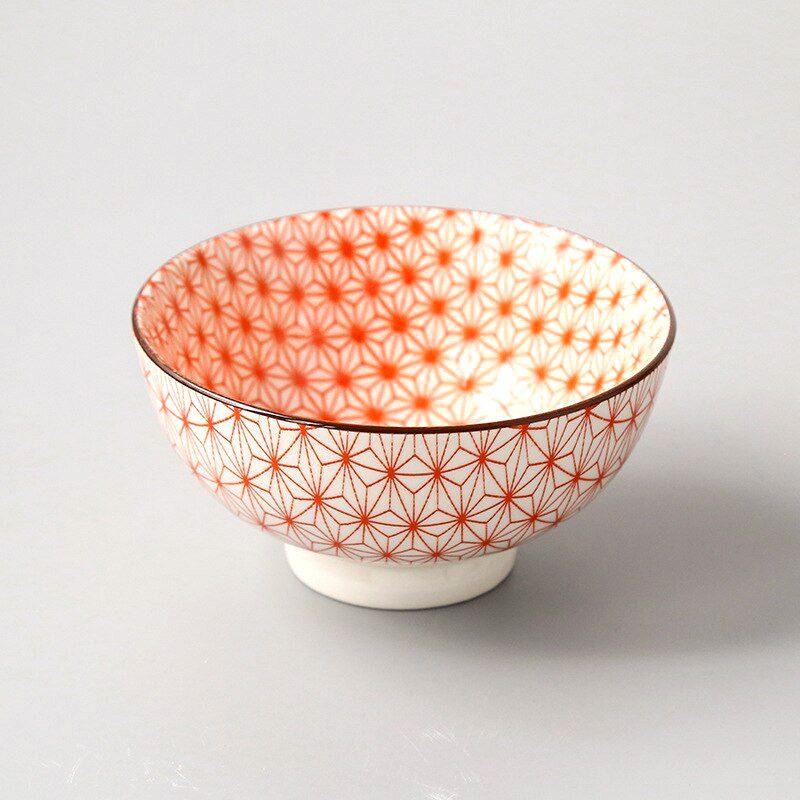Bol matcha Seyama à motif géométrique rouge, de face sur fond gris
