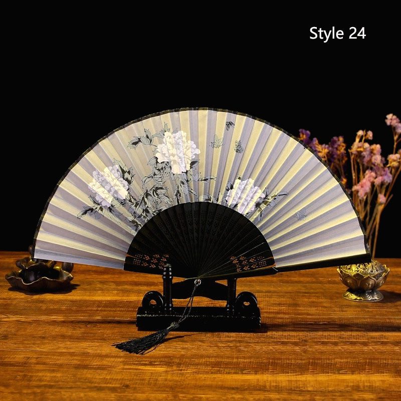 Éventail japonais en satin beige à monture noire, grandes fleurs blanches