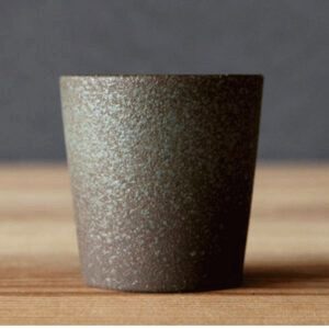 Petite tasse japonaise Isayama verte texturée, vue de face