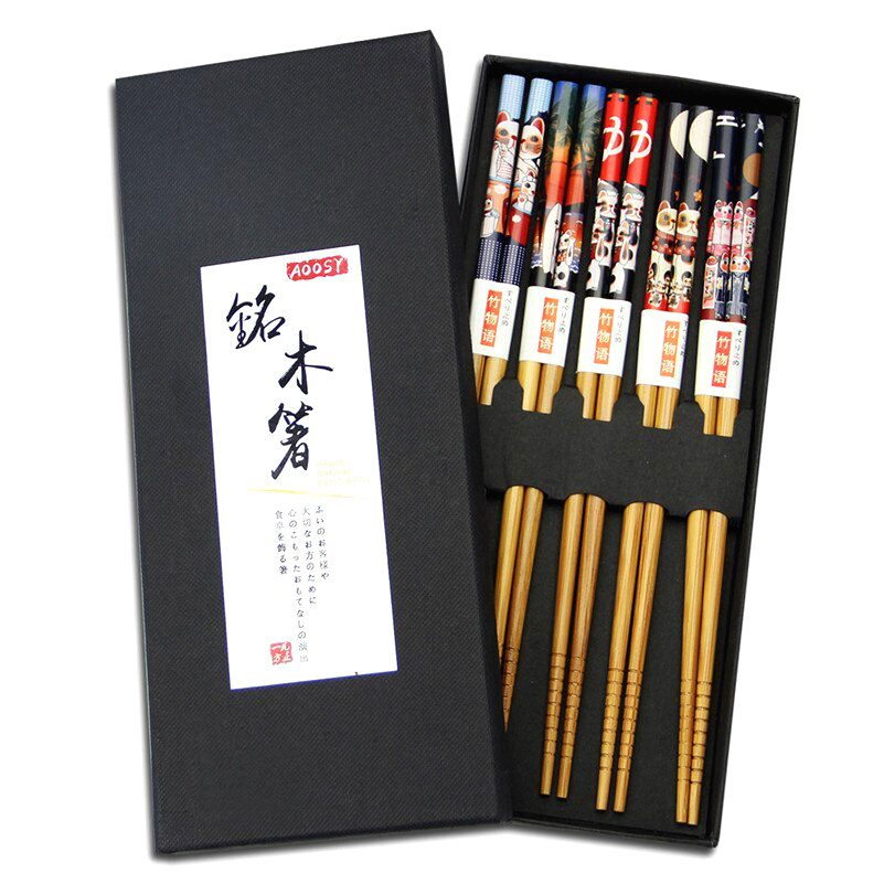 Coffret de baguettes motif chats et bambou, ouvert à côté du couvercle