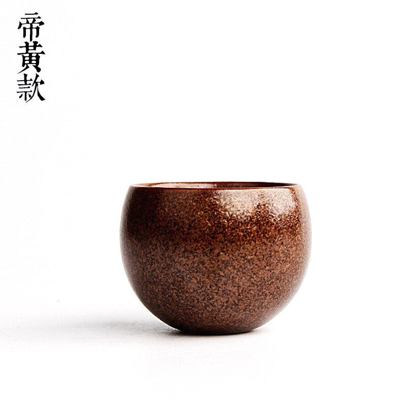 Tasse japonaise Uyeno marron de forme arrondie sur fond blanc
