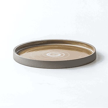 Grande assiette plate Konyo beige et grise, vue de profil