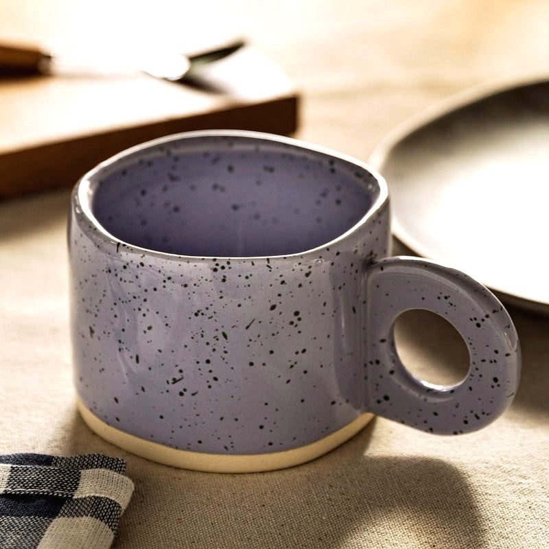 Tasse Nebula mauve pastel posée sur une table