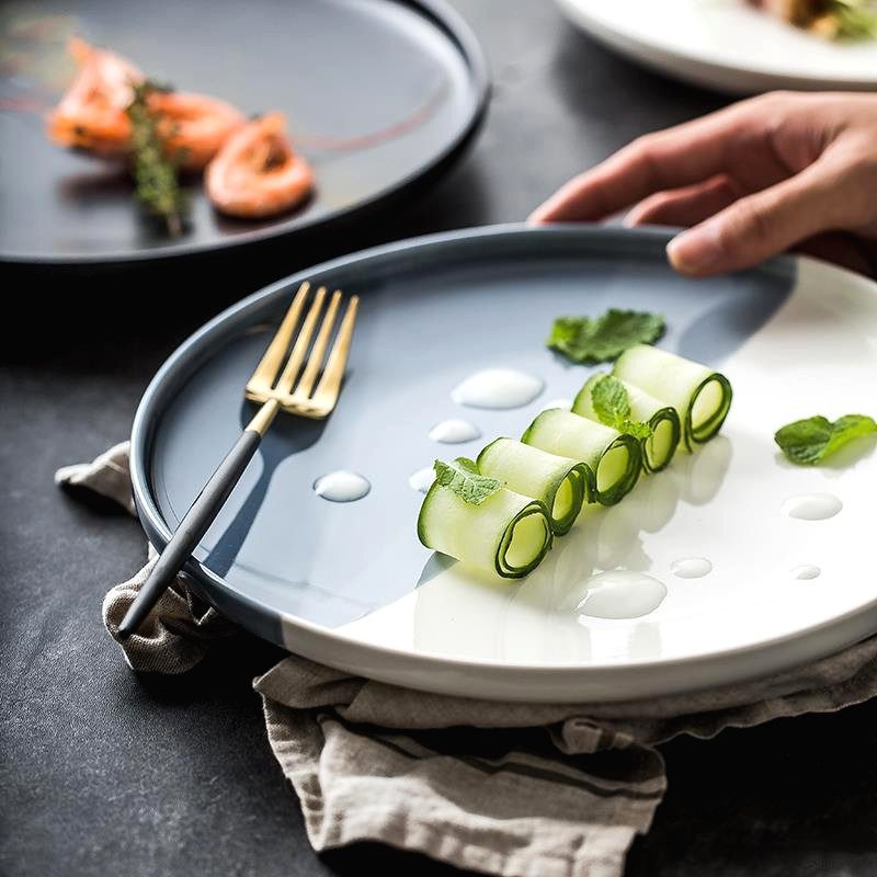 Assiette japonaise Benjiro garnie de rouleaux de concombre avec une fourchette dorée