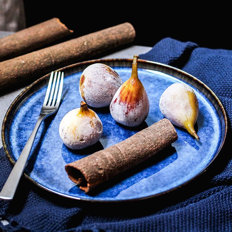 Assiette japonaise Aozora bleue garnie de figues avec une fourchette sur un linge bleu