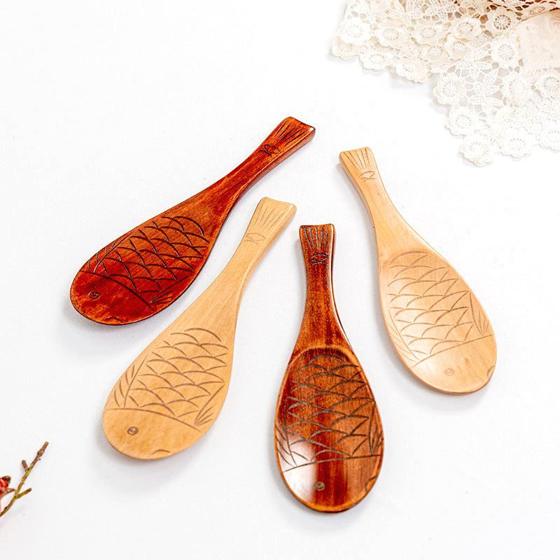 Quatre cuillères à riz en bois beiges et marron disposées sur une table