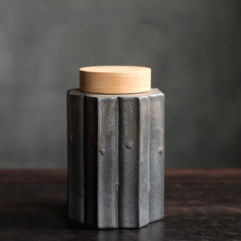 Pot à thé Kanazawa en céramique forme polygone cannelée, de face