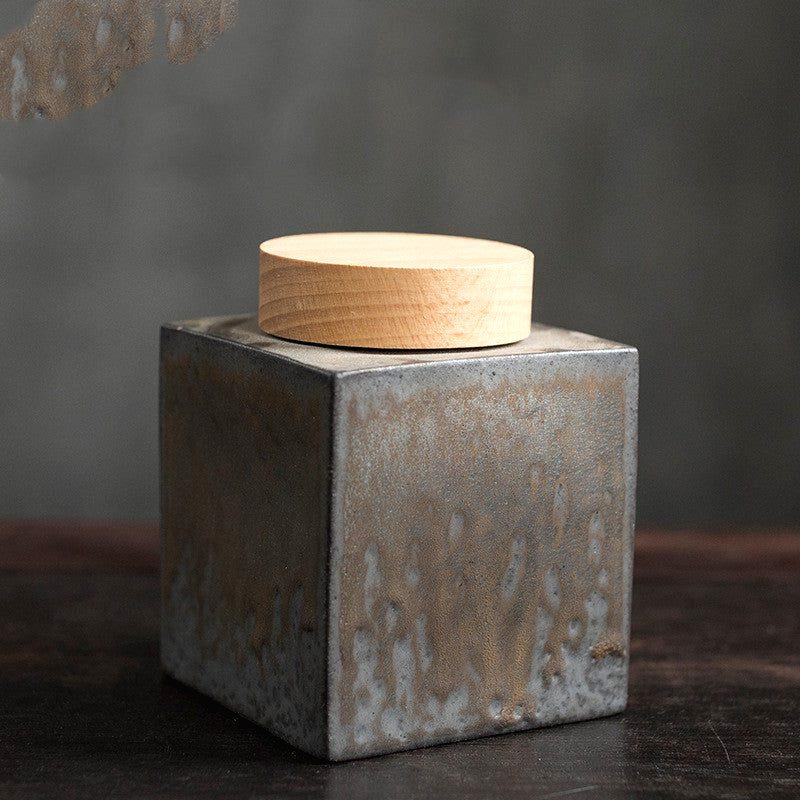 Pot à thé Kanazawa en céramique forme cube aux reflets dorés, de face