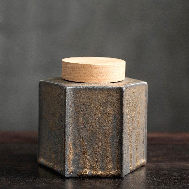 Pot à thé Kanazawa en céramique forme hexagone, de face sur fond gris