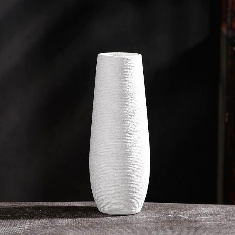 Vase en grès Kaze blanc élancé à surface striée