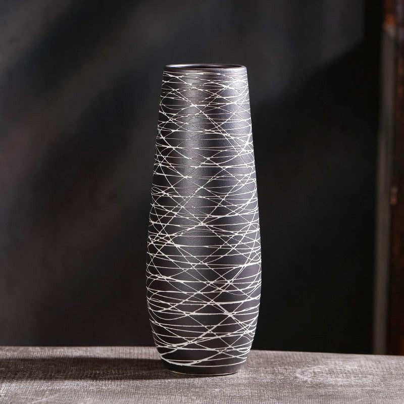 Vase en grès Kaze noir élancé à lignes blanches croisées