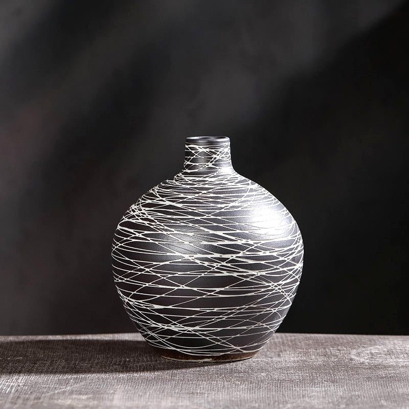 Vase en grès Kaze noir sphérique à lignes blanches entrelacées