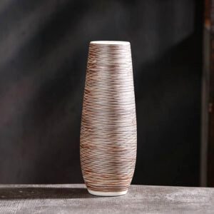 Vase en grès Kaze marron rayé élancé sur fond sombre