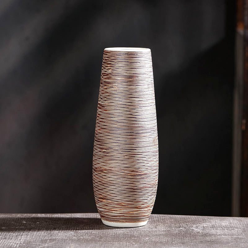 Vase en grès Kaze marron rayé élancé sur fond sombre