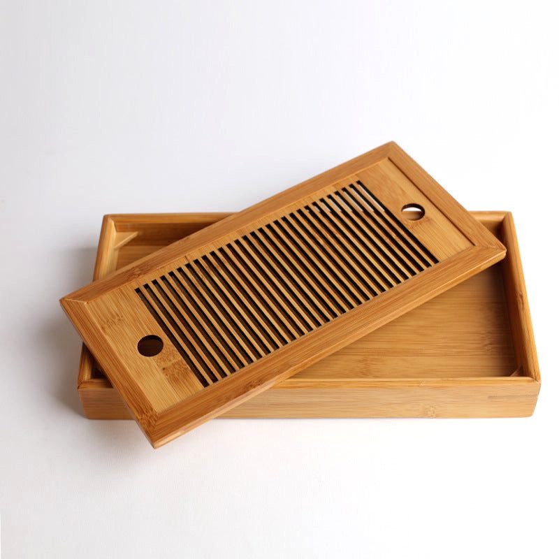 Plateau à thé en bambou avec sa grille soulevée au-dessus du bac