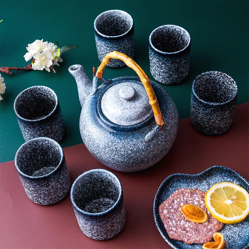 Théière japonaise Tamashiro bleue entourée de six tasses assorties