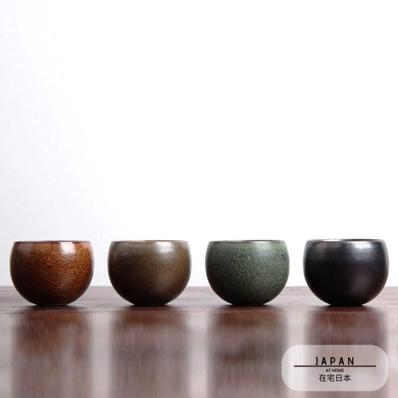 Quatre tasses japonaises Uyeno de couleurs différentes alignées sur une table