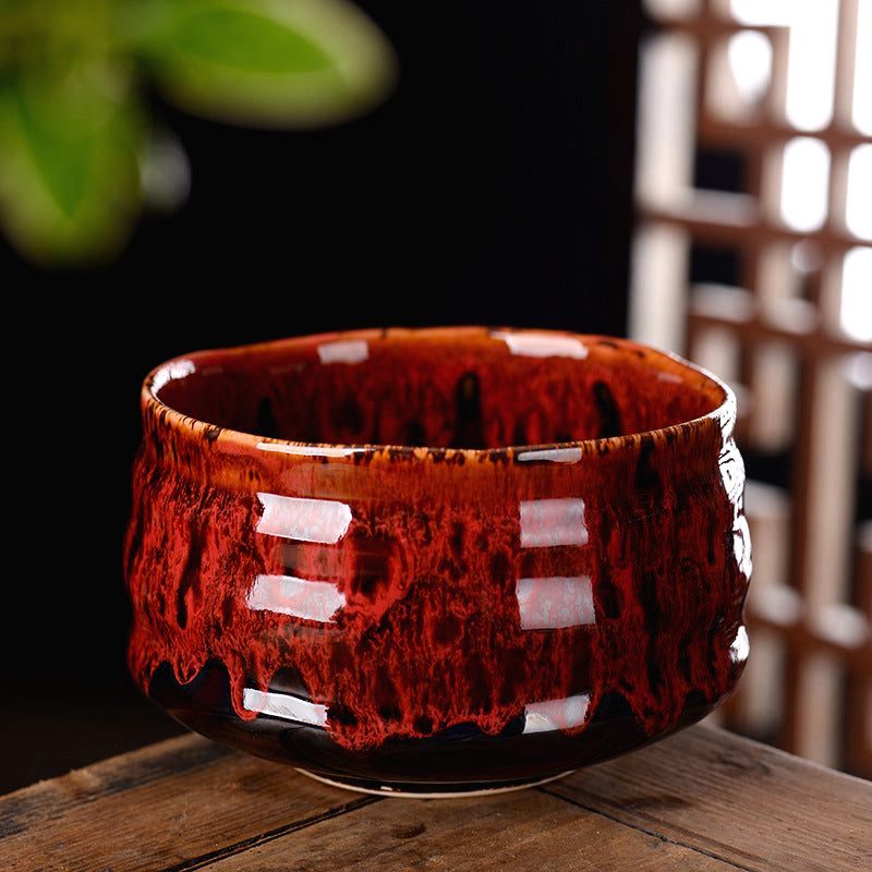 Tasse Kanda rouge à coulures, de face sur fond sombre