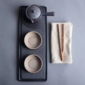 Service à thé Tsumagoi vu de dessus : théière, deux tasses, plateau, pince et serviette