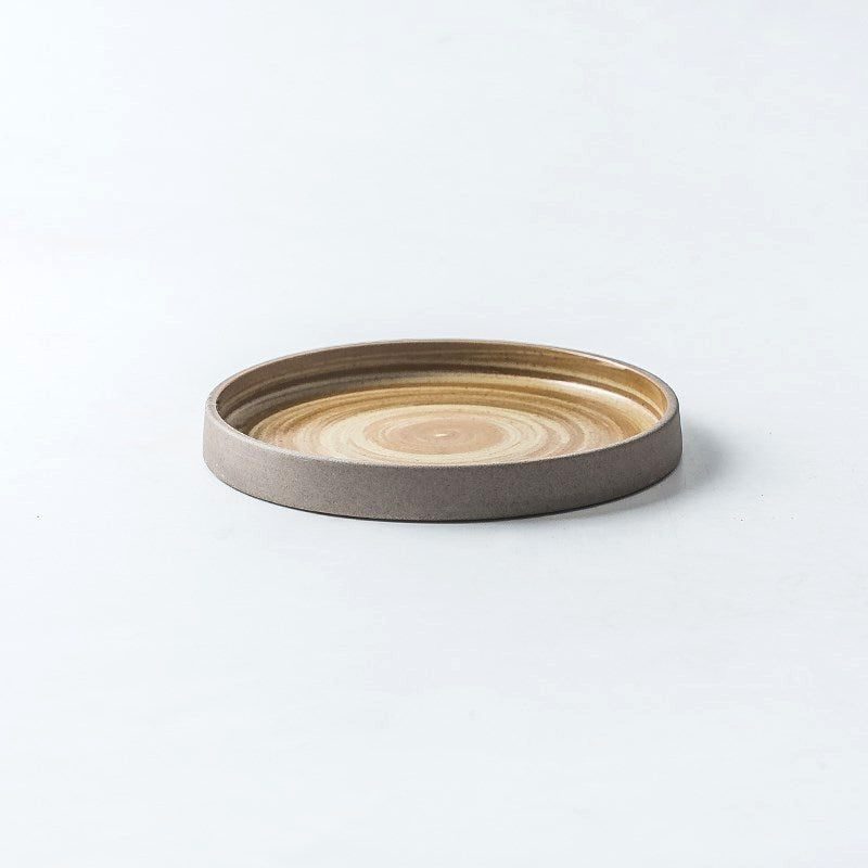 Assiette à dessert de la vaisselle japonaise Konyo, vue de profil
