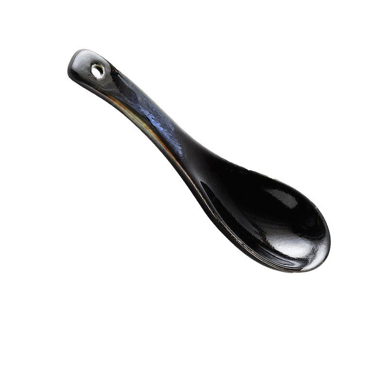 Cuillère Mase noire assortie au bol, présentée seule