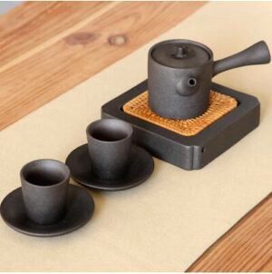 Service à thé Nakano : théière à manche latéral et deux tasses sur une table en bois