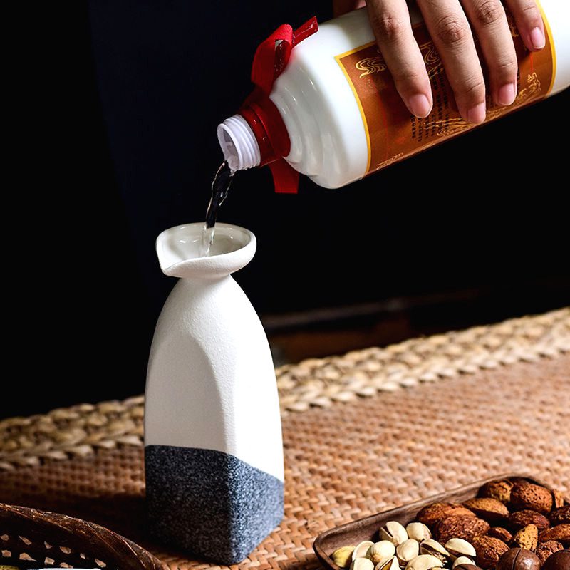 Carafe à saké Iwao remplie depuis une bouteille