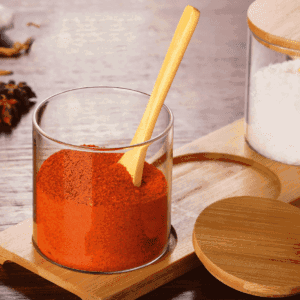 Bocal en verre Garasu rempli d'épices rouges avec cuillère en bambou