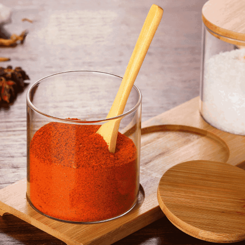 Bocal en verre Garasu rempli d'épices rouges avec cuillère en bambou