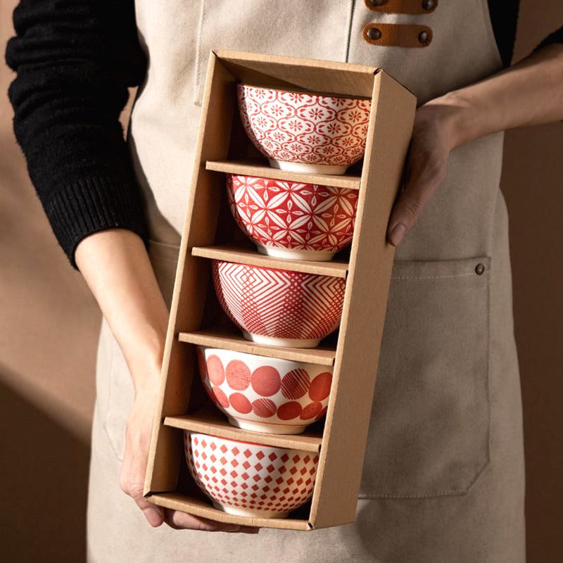 Coffret de bols à riz Shogo rouges tenu debout, cinq bols visibles