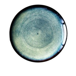 Grande assiette japonaise Tsunoi bleu-vert à bord sombre, vue de dessus sur fond blanc