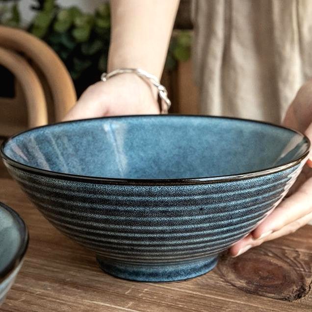 Bol à ramen Towada bleu à stries posé sur une table, vue de face
