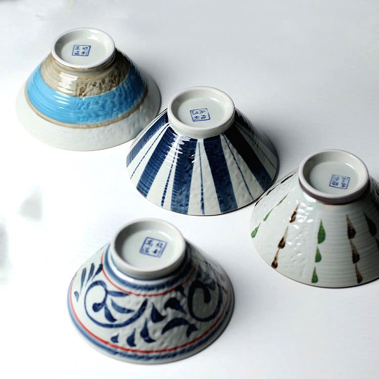 Quatre bols à riz Nashio retournés, vue du dessous et des motifs