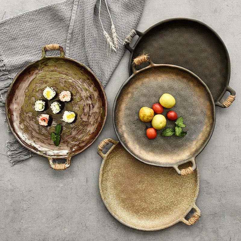 Quatre assiettes créatives Hiroya de coloris différents avec sushis et légumes, vue de dessus
