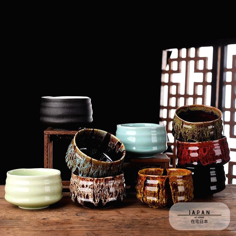 Tasses Kanda de toutes les couleurs empilées sur des présentoirs