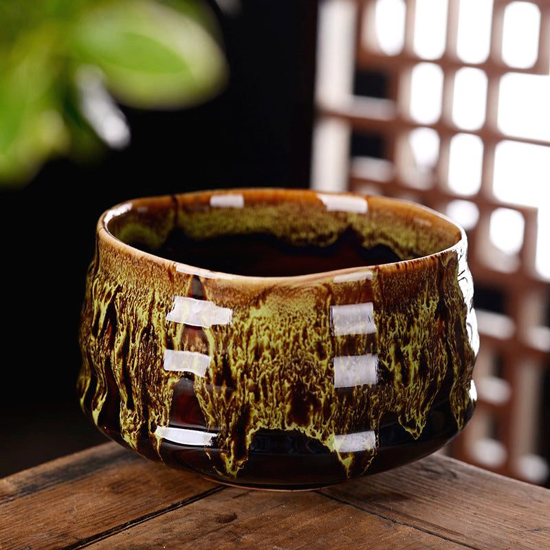 Tasse Kanda verte à coulures, de face sur fond sombre