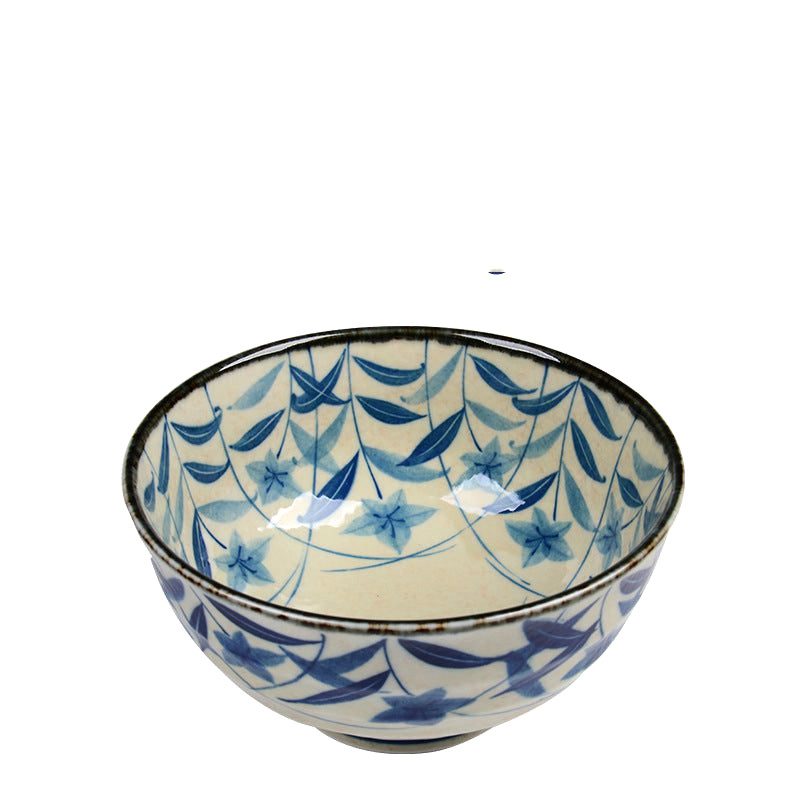 Bol à ramen Konkurīto à motif fleur bleue sur fond crème, vue en plongée