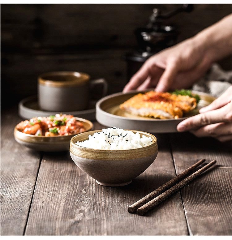 Table dressée avec la vaisselle japonaise Konyo, bol de riz et baguettes