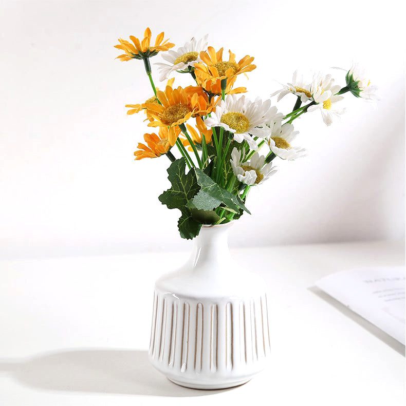 Vase japonais Shizuka conique rayé garni de fleurs jaunes et blanches
