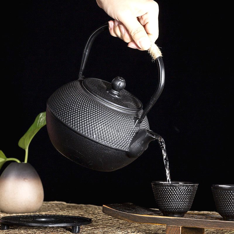 Théière en fonte Murata versant le thé dans une tasse
