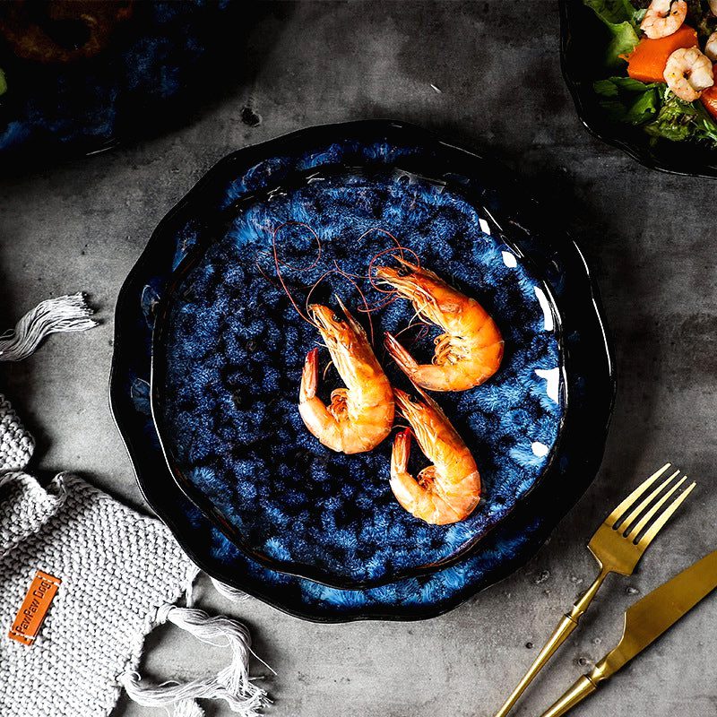 Assiette Mahōtsukai bleue garnie de crevettes vue de dessus