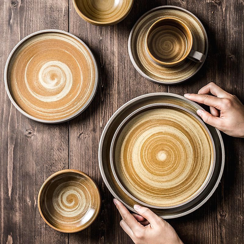 Assiettes et bols Konyo vus de dessus, motif en spirale beige
