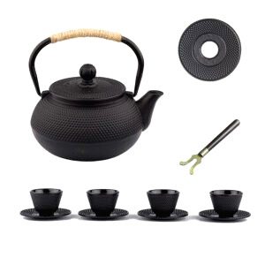 Théière en fonte Murata noire, quatre tasses sur soucoupes et accessoires
