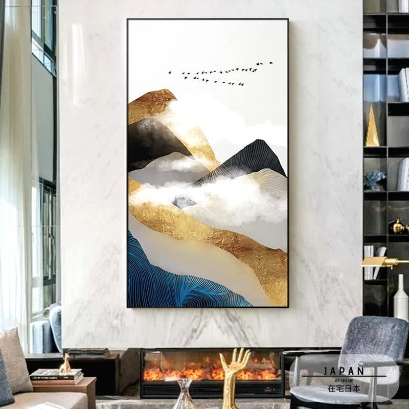 Affiche Montagne dorée au-dessus d'une cheminée dans un salon clair