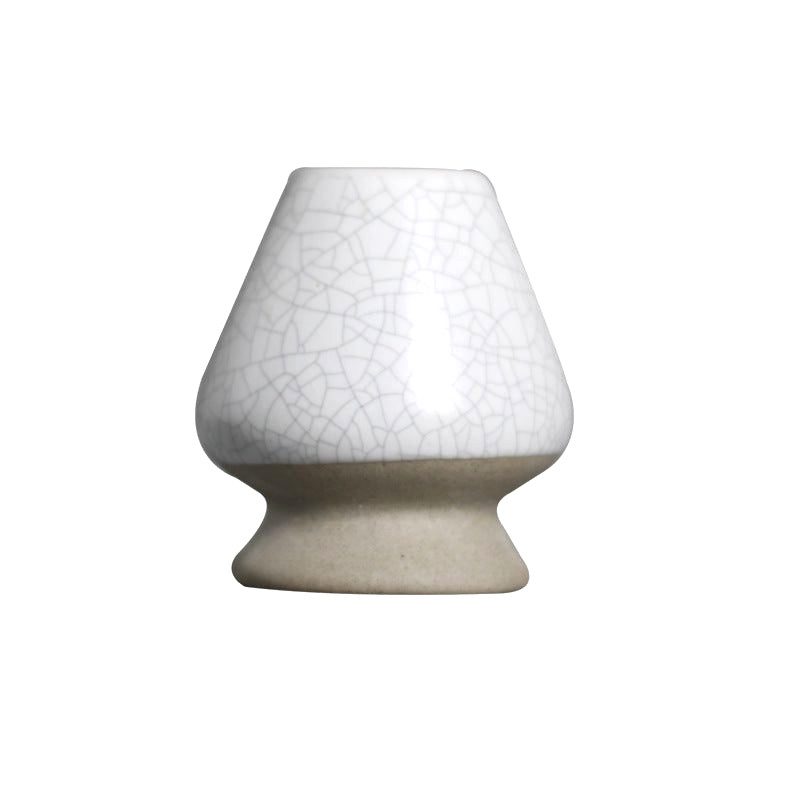 Support pour fouet matcha blanc craquelé, de face sur fond blanc