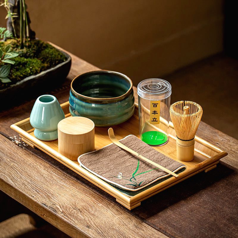 Kit matcha sur plateau en bambou avec bol vert, fouet, porte-fouet et boîte