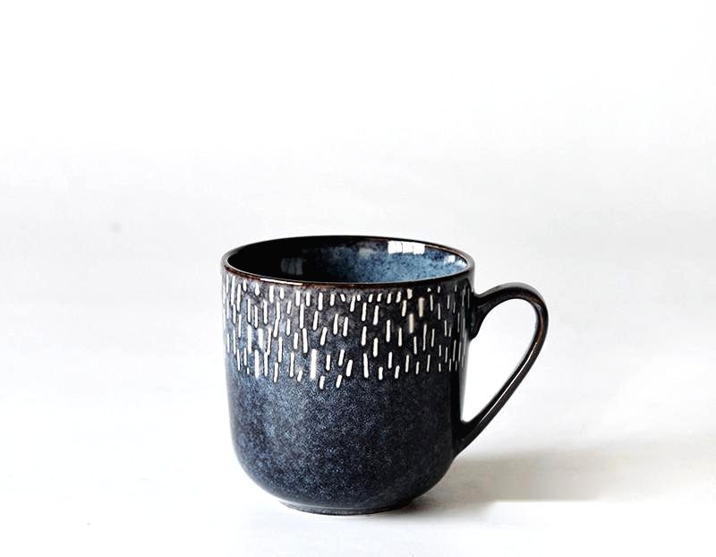 Tasse Miyasato bleu nuit avec anse, vue de trois quarts
